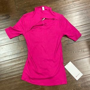 Lululemon LA tight to body keyhole tee